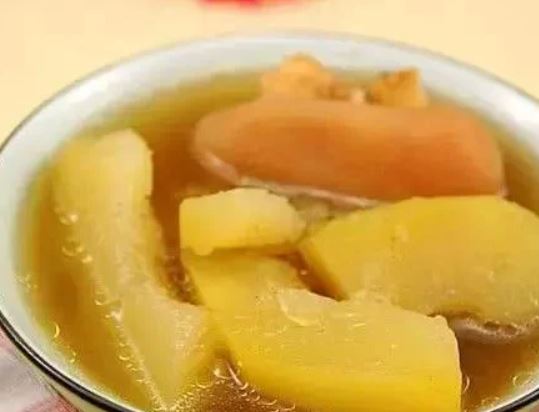 甘蔗木瓜豬蹄湯：秋季補水養顏靚湯